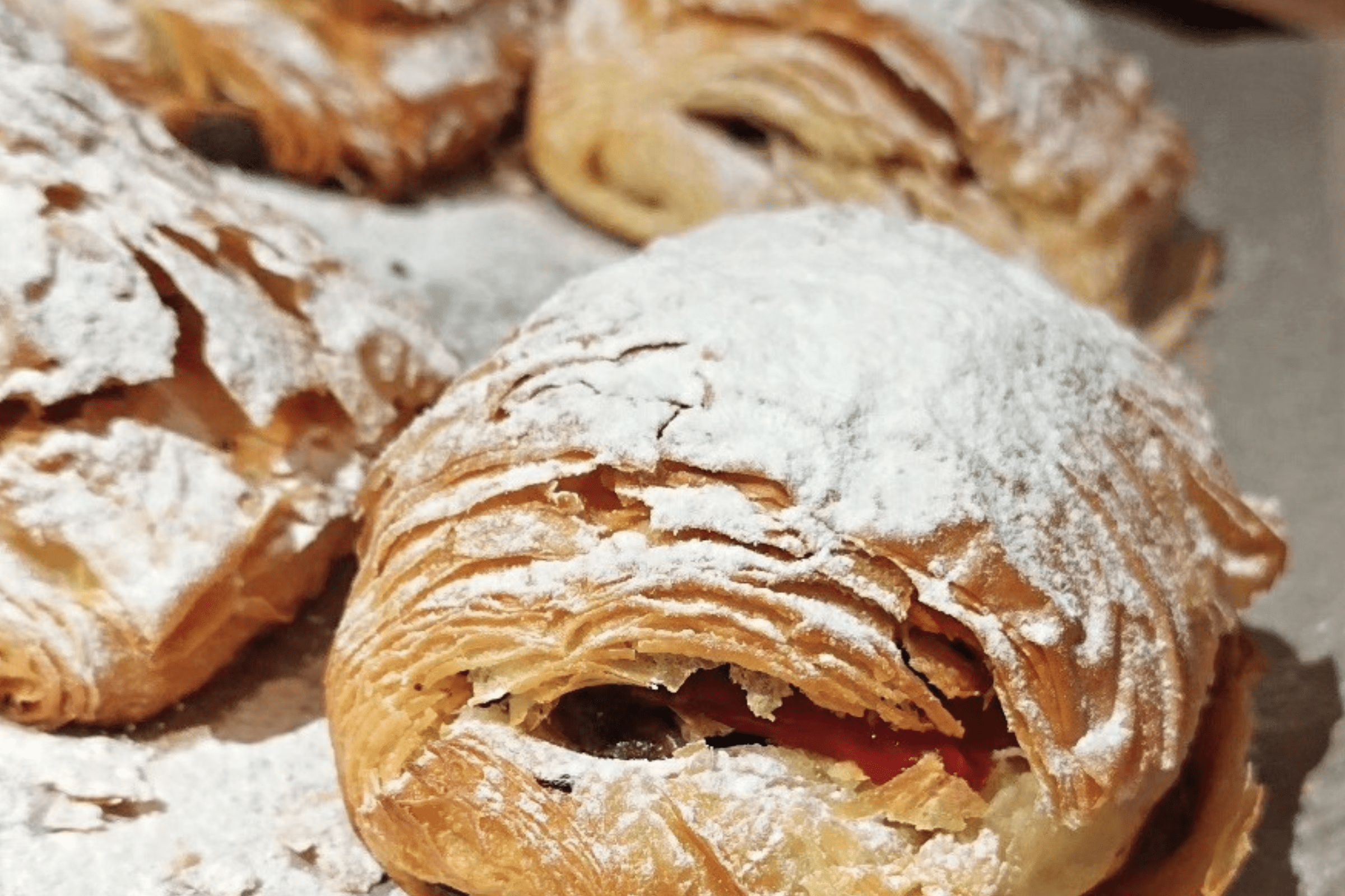 Verse vegan gebakjes, zorgvuldig bereid door de bakkers van Nona's Bakery.