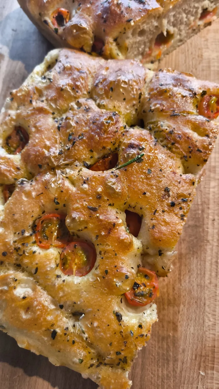 Vormen van focacciadeeg in bakvorm met olijfolie